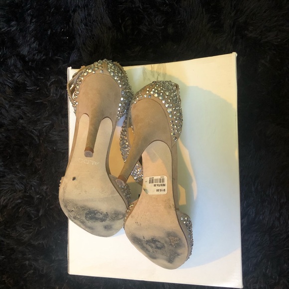 Aldo resists heels - Picture 2 of 3